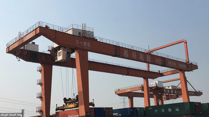 在选择双梁起重机时，以下关键参数不容忽视：
